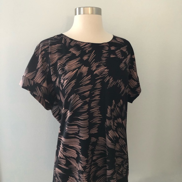 ✨2/$25 cabi Tate Printed Short Sleeve Black Top - Picture 2 of 9
